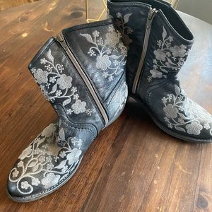 Taos embroidery boots, size 7.5